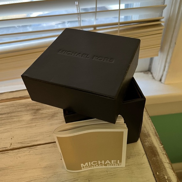 Michael Kors White and Rose Gold Watch - Picture 4 of 4